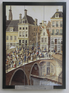 906081 Afbeelding van het tegelplateau met een replica van een tekening van de zuivelmarkt op de Bakkerbrug, ca. 1820, ...